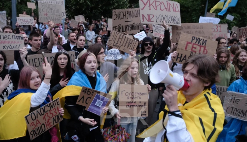 "Свободу САП и НАБУ": в Украине люди вышли на протесты (видео)