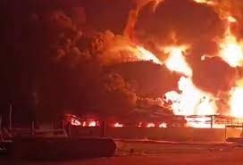Пожар и взрывы в РФ: беспилотники атаковали нефтебазу
