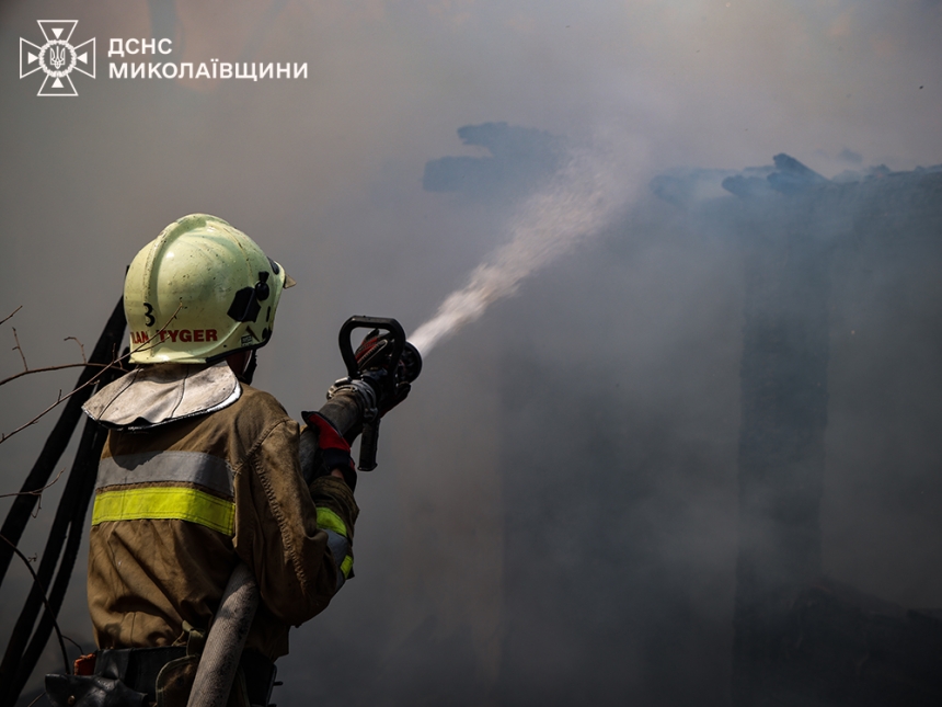 Горел дом после обстрелов в Николаевской области