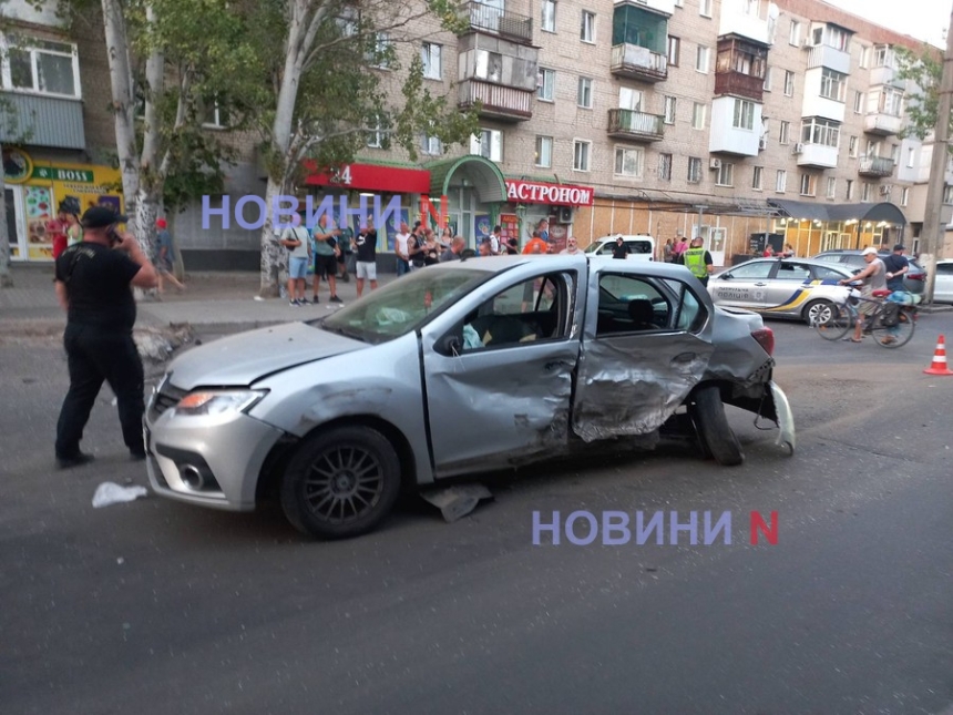 Жуткое ДТП в Николаеве: «БМВ» перевернулся на крышу после столкновения с «Рено»