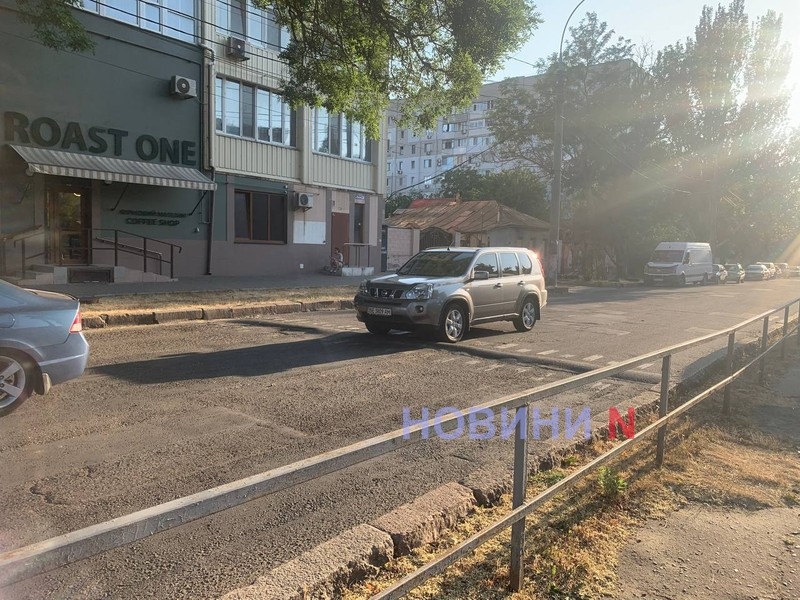 «Лежачий полицейский» исчез в центре Николаева, а знаки остались (фото)