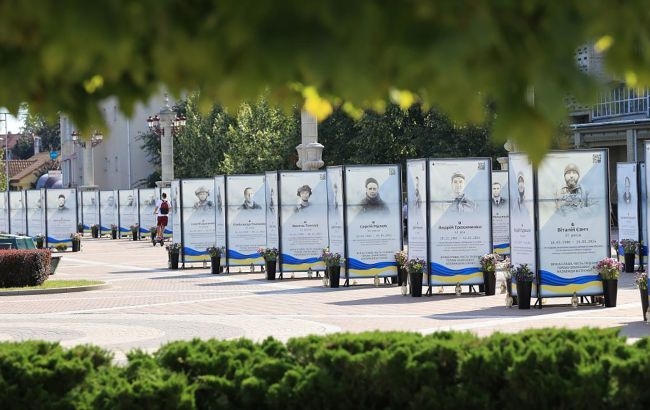 Наругу над портретами загиблих бійців вчинила жінка в Ірпені