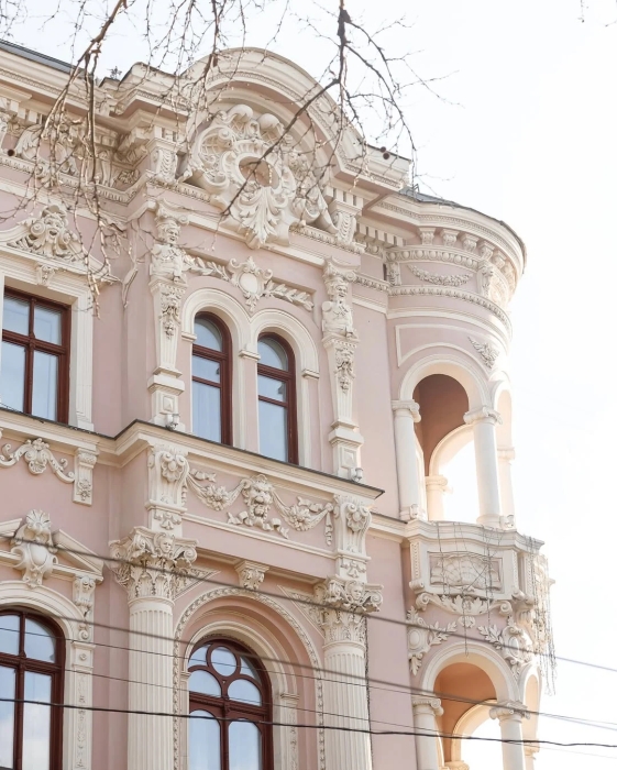 Нова «медуза» на фасаді Bristol: одесити порівнюють відновлену статую з мемами (фото)