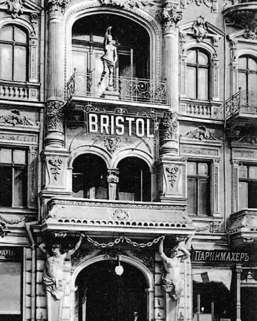 Нова «медуза» на фасаді Bristol: одесити порівнюють відновлену статую з мемами (фото)
