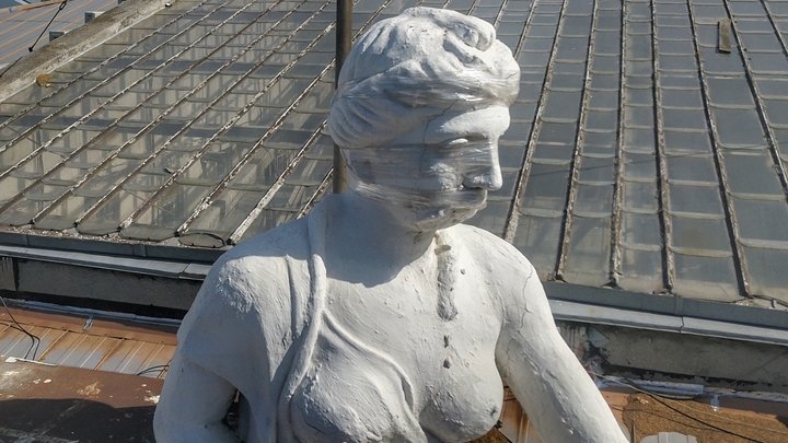 Нова «медуза» на фасаді Bristol: одесити порівнюють відновлену статую з мемами (фото)