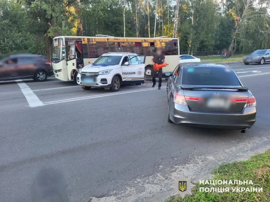 Поліцейська машина потрапила у ДТП: від удару її відкинуло на автобус