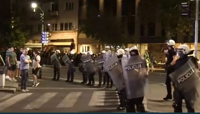 Протестувальники руйнують офіси правлячої партії у Сербії (відео)