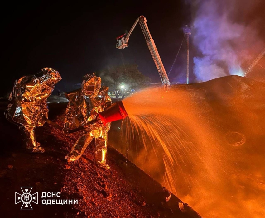 Удар РФ по Одесской области: возник масштабный пожар, привлекли спецпоезд (видео)