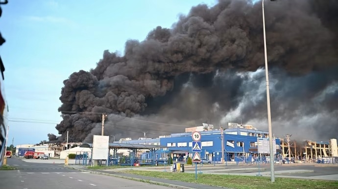 Атака россиян на Мукачево: 12 пострадавших, бушует пожар