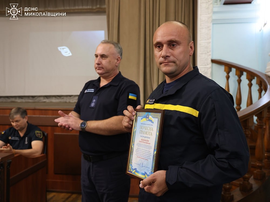 Николаевских спасателей наградили почетными наградами (фото)