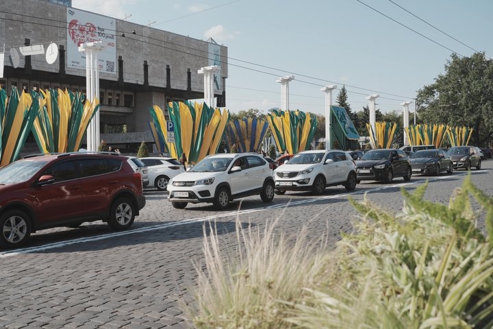Как Харьков украсили ко Дню города и за чей счет (фото)