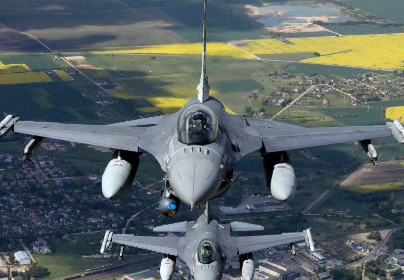 Момент крушения истребителя F-16 попал на видео