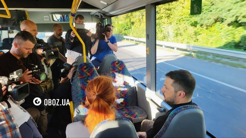 Зеленский поехал на общественном автобусе: СМИ засняли момент
