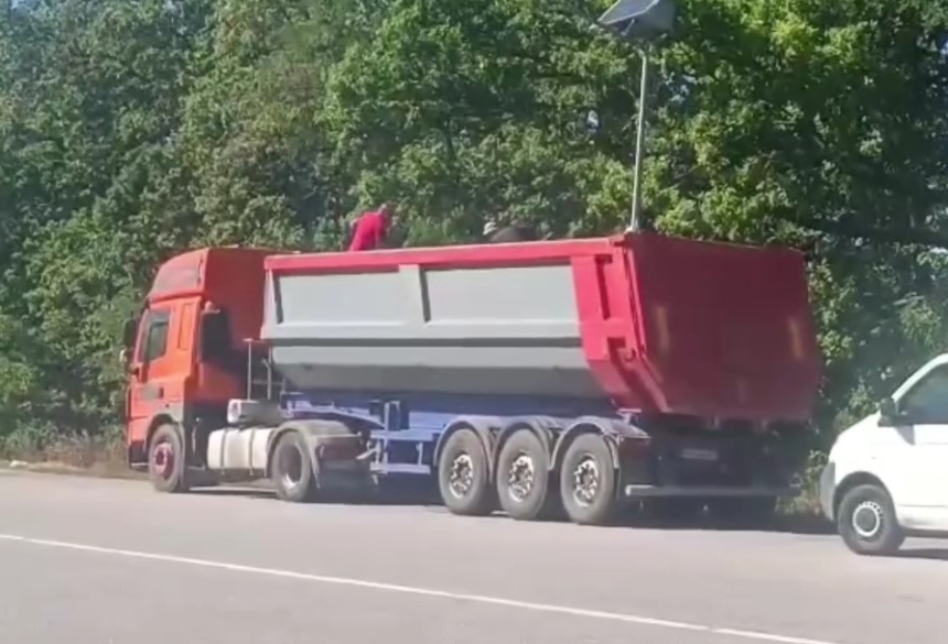 Перевізників змусили розвантажувати лопатами тягач з причепом прямо на трасі Кропивницький-Миколаїв (відео)