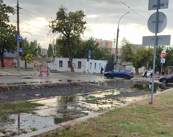 В центре Николаева прорвало водопровод: вода течет по проезжей части (видео)
