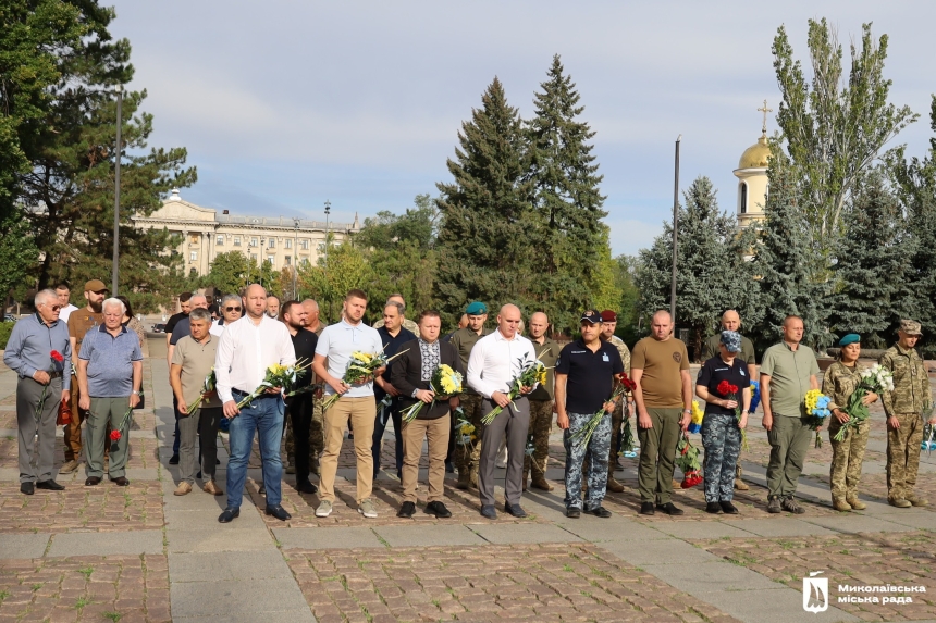 У Миколаєві до Дня міста поклали квіти до Алеї Слави (фото)