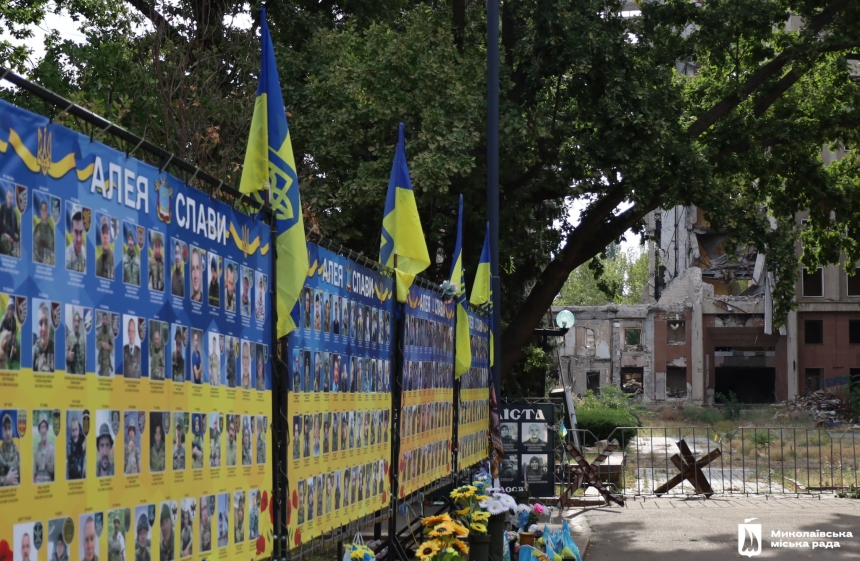 У Миколаєві до Дня міста поклали квіти до Алеї Слави (фото)
