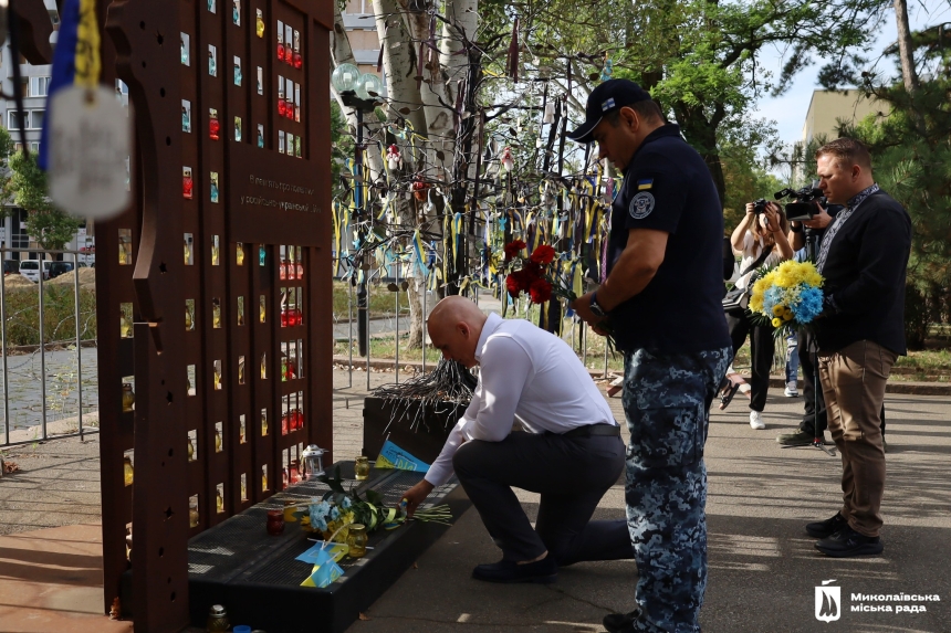 У Миколаєві до Дня міста поклали квіти до Алеї Слави (фото)