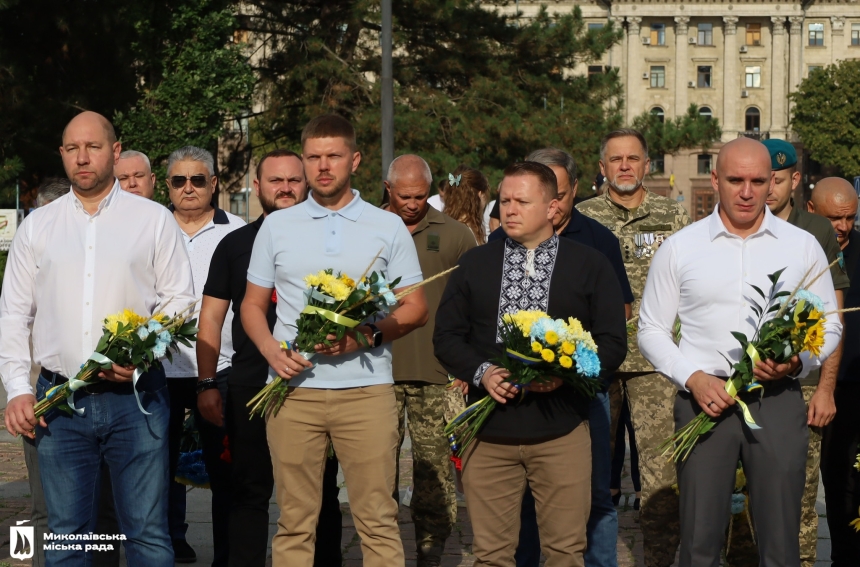 У Миколаєві до Дня міста поклали квіти до Алеї Слави (фото)