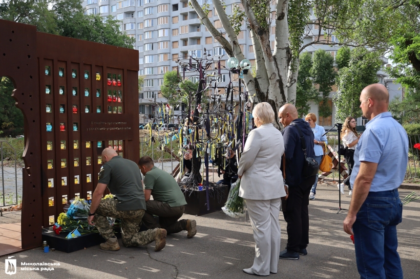 У Миколаєві до Дня міста поклали квіти до Алеї Слави (фото)