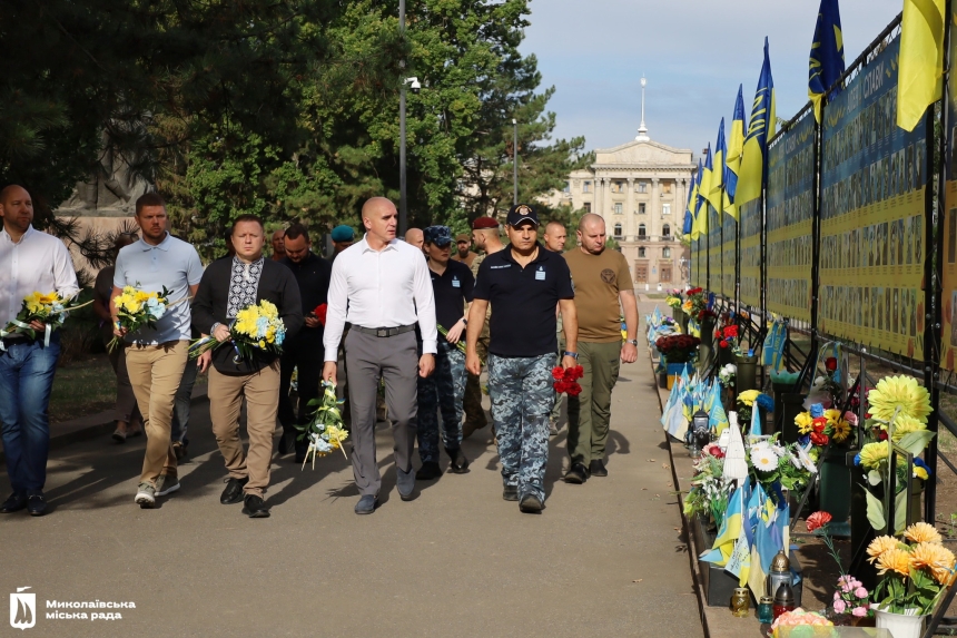 У Миколаєві до Дня міста поклали квіти до Алеї Слави (фото)