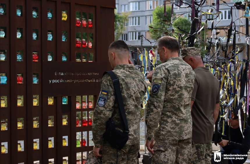 У Миколаєві до Дня міста поклали квіти до Алеї Слави (фото)