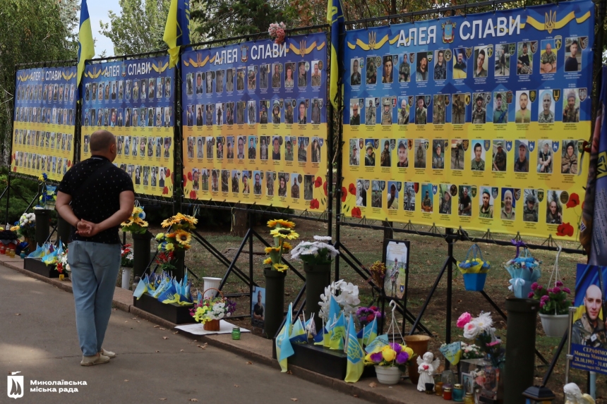 У Миколаєві до Дня міста поклали квіти до Алеї Слави (фото)