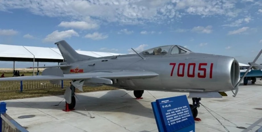 Китай впервые показал беспилотный истребитель J-6 (фото)