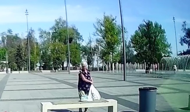 Пенсионерка украла на Серой площади вещи у мамы с ребёнком (видео)