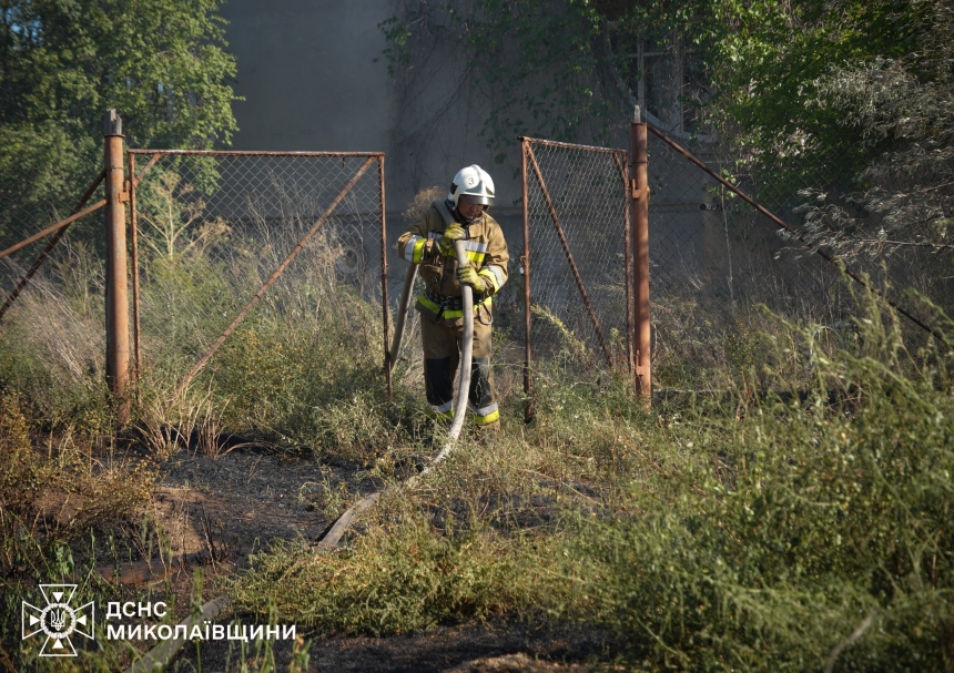 В Николаевской области из-за обстрелов горели дачные дома