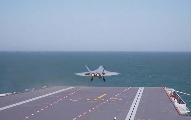 Китай впервые показал взлет истребителя J-15T с авианосца Фуцзянь
