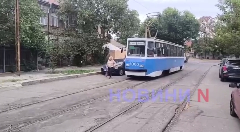Заблоковано рух трамваїв одразу на двох маршрутах у центрі Миколаєва (відео)
