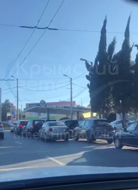 Черги на заправках та закриті АЗС: у Криму дефіцит палива (відео)