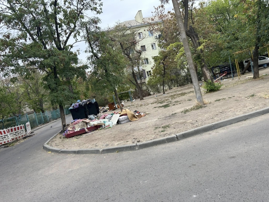 Сміття по всьому двору: миколаївці просять прибрати сміттєві баки з дитячого майданчика