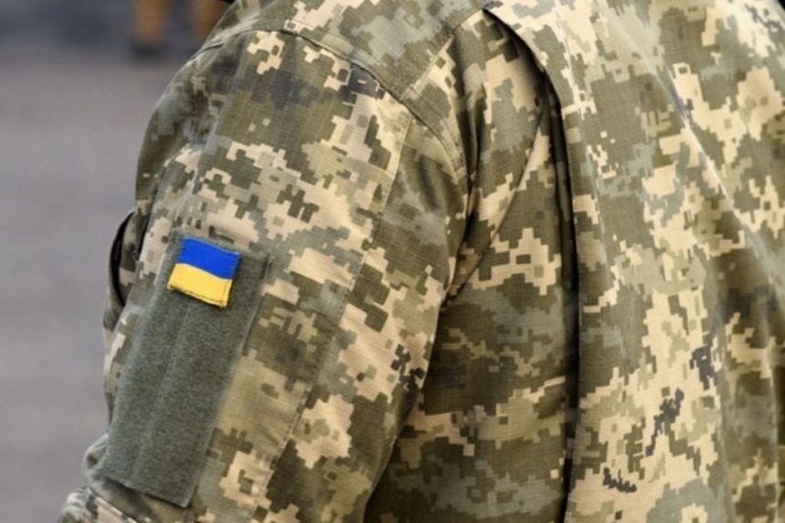 Водитель наехал на двух военных во время проверки документов: один начал стрелять