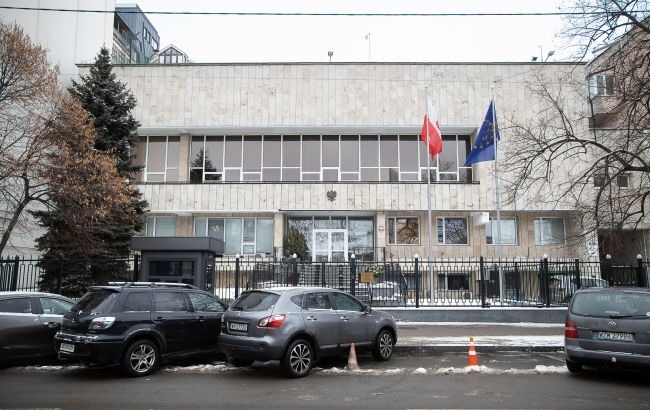 Во время атаки на Киев пробило крышу посольства Польши