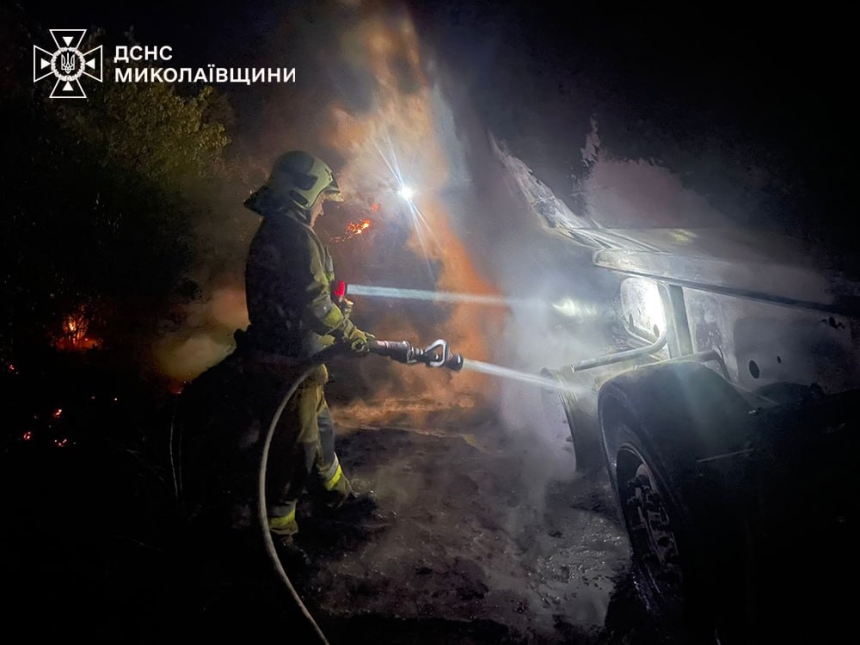 На Миколаївщині на ходу загорівся причіп: вогонь поширився по узбіччю