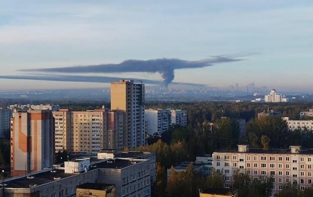 В российском Ярославле пожар на НПЗ, в небе столб черного дыма (видео)