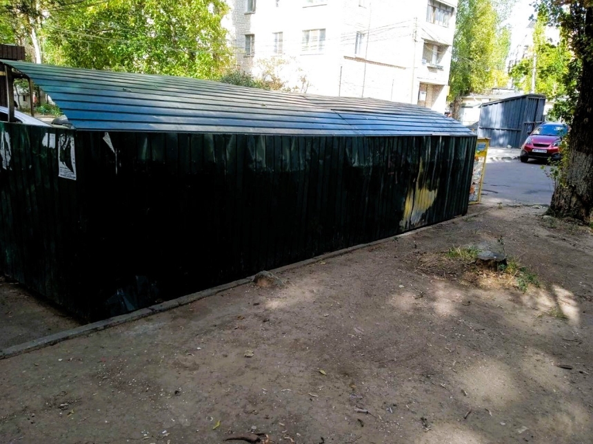 Место для сбора мусора в Николаеве превратили в свалку
