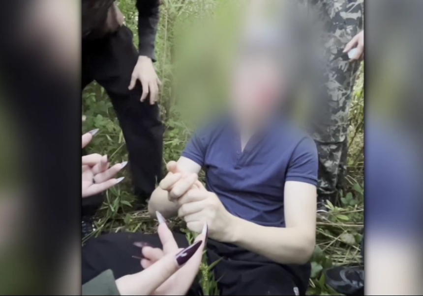 Побрили голову и нарисовали нацистские символы: подростки поиздевались над украинцем во Вроцлаве (видео)