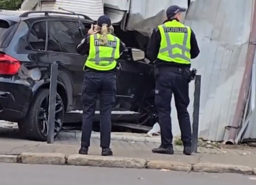 ДТП на рынке в Николаеве: БМВ врезался в киоск (видео)