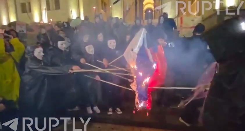 Під час масштабної акції у Тбілісі протестувальники підпалили російський прапор (відео)