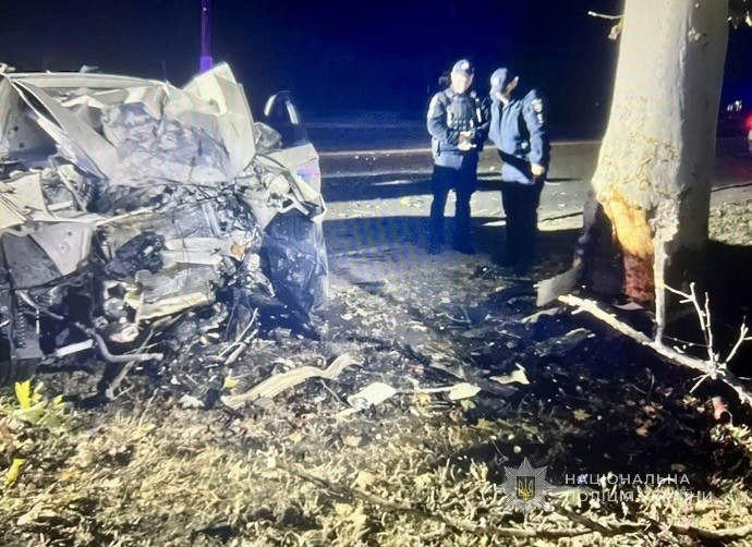BMW под управлением 18-летнего подростка съехал с дороги и врезался в дерево: погиб 20-летний пассажир