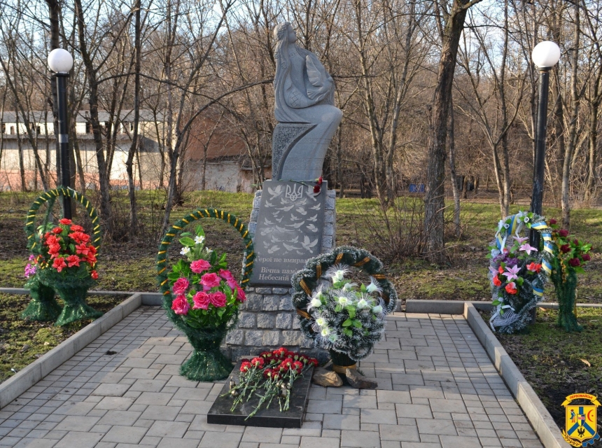 Розкидав квіти біля пам’ятника Героям Небесної Сотні: хулігана затримали на Миколаївщині