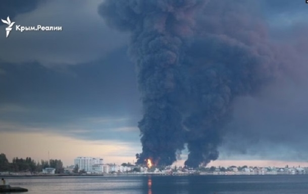 Пожежа на нафтобазі у Феодосії: дим розтягнувся на 12 км