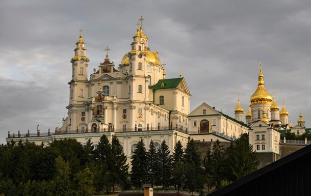 В Почаевской лавре проходят обыски