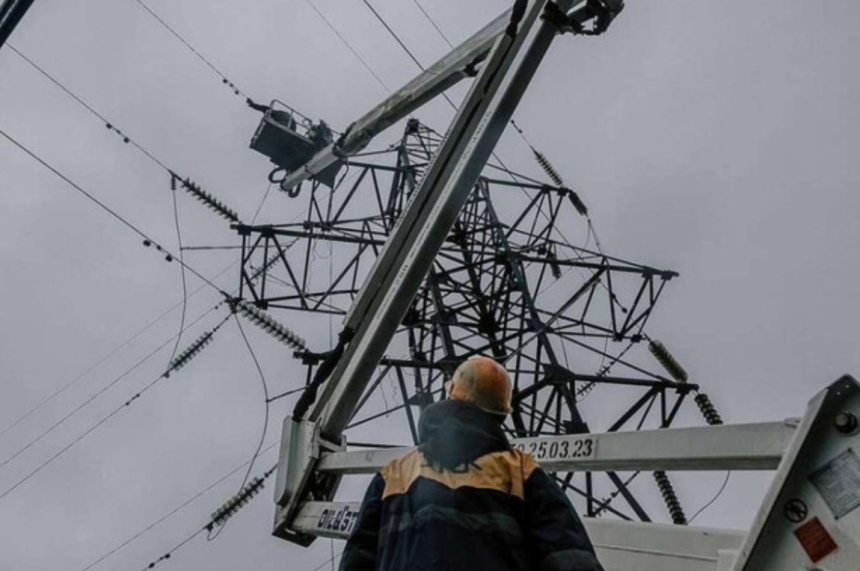 Росія вдарила по енергетиці Донеччини: область без світла, поїзди стоять
