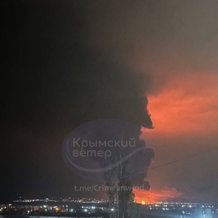 В окупованому Криму горить нафтобаза: по об'єкту вдарив невідомий дрон