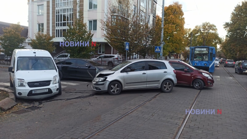 Тройное ДТП в центре Николаева: движение транспорта заблокировано