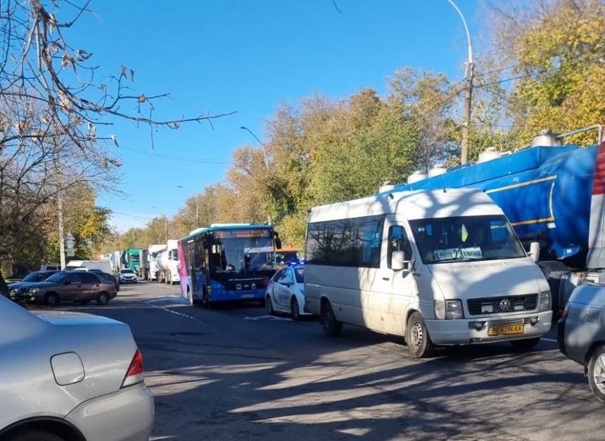 Перед Варваровским мостом в Николаеве огромный затор: заняты все полосы (видео)